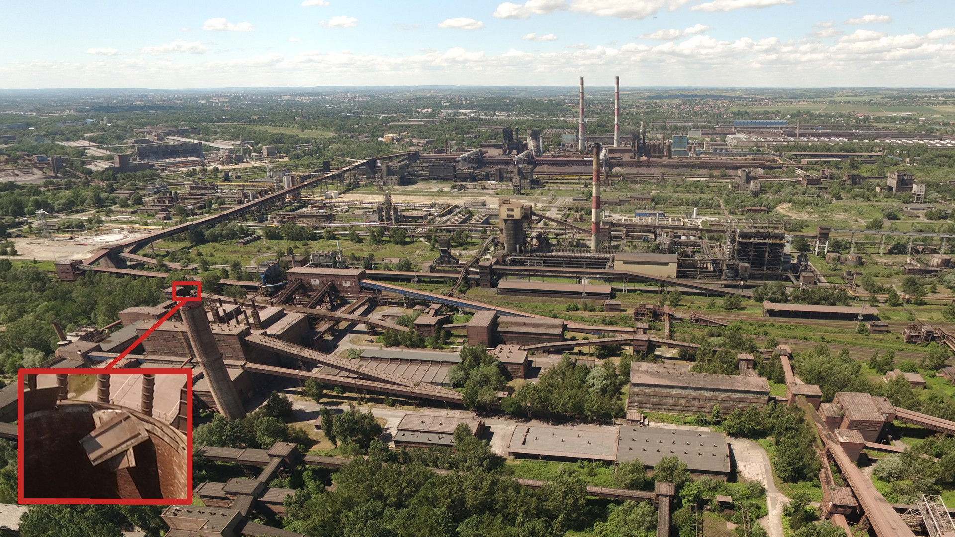 Lotniczy widok krajobrazu z rozległym terenem i drogą, otaczający spokojny krajobraz oraz zabudowę, z napisem Zdjęcie 3 i tekstem Zamień plik na własną fotografię